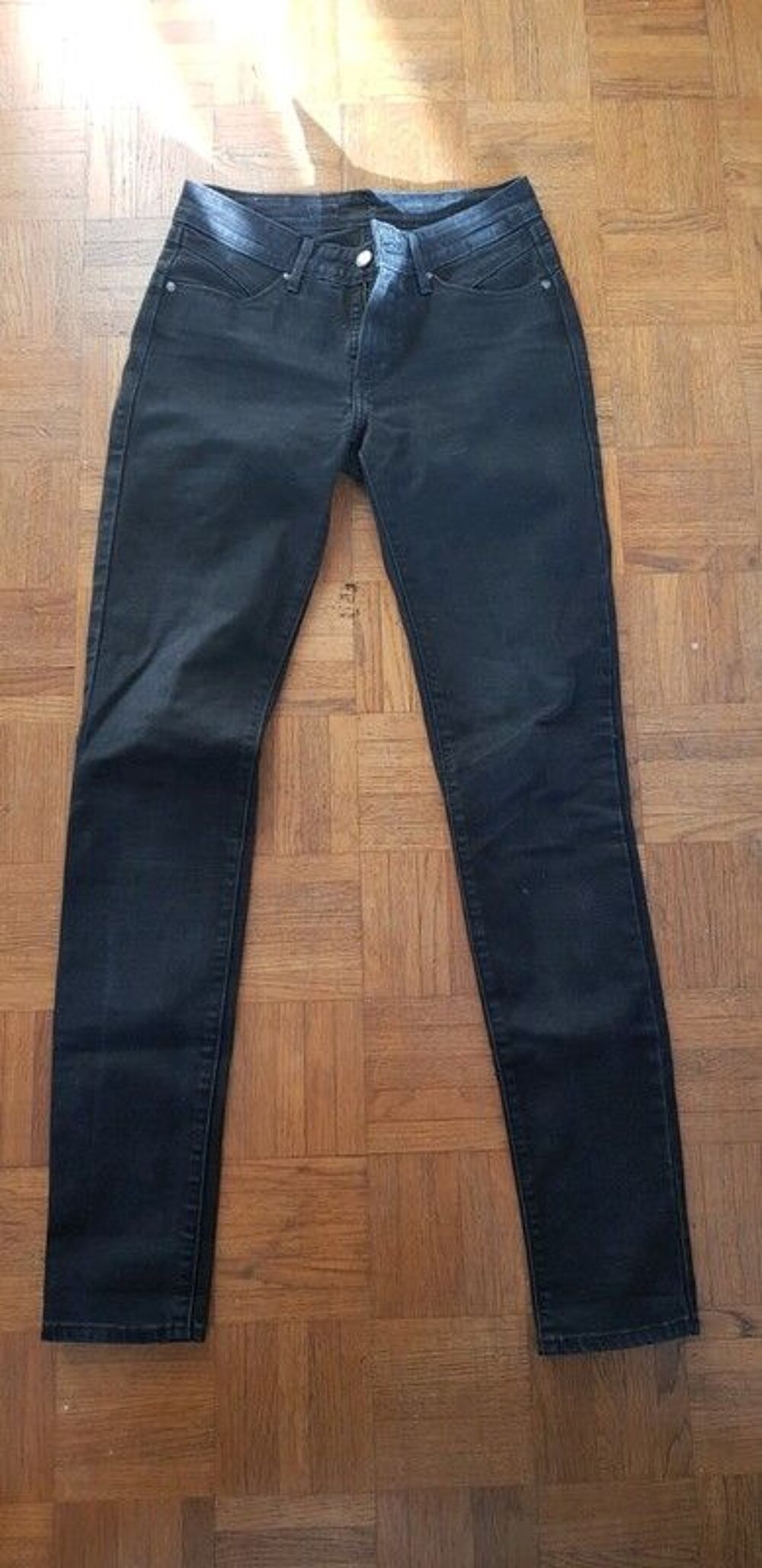 Jean levis demi curve 26 skinny noir jamais port&eacute; Vêtements