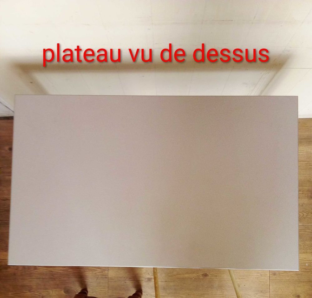 vendre bureau d'&eacute;tudes de couleur grise avec bordures m&eacute;talliques bleu claire Meubles