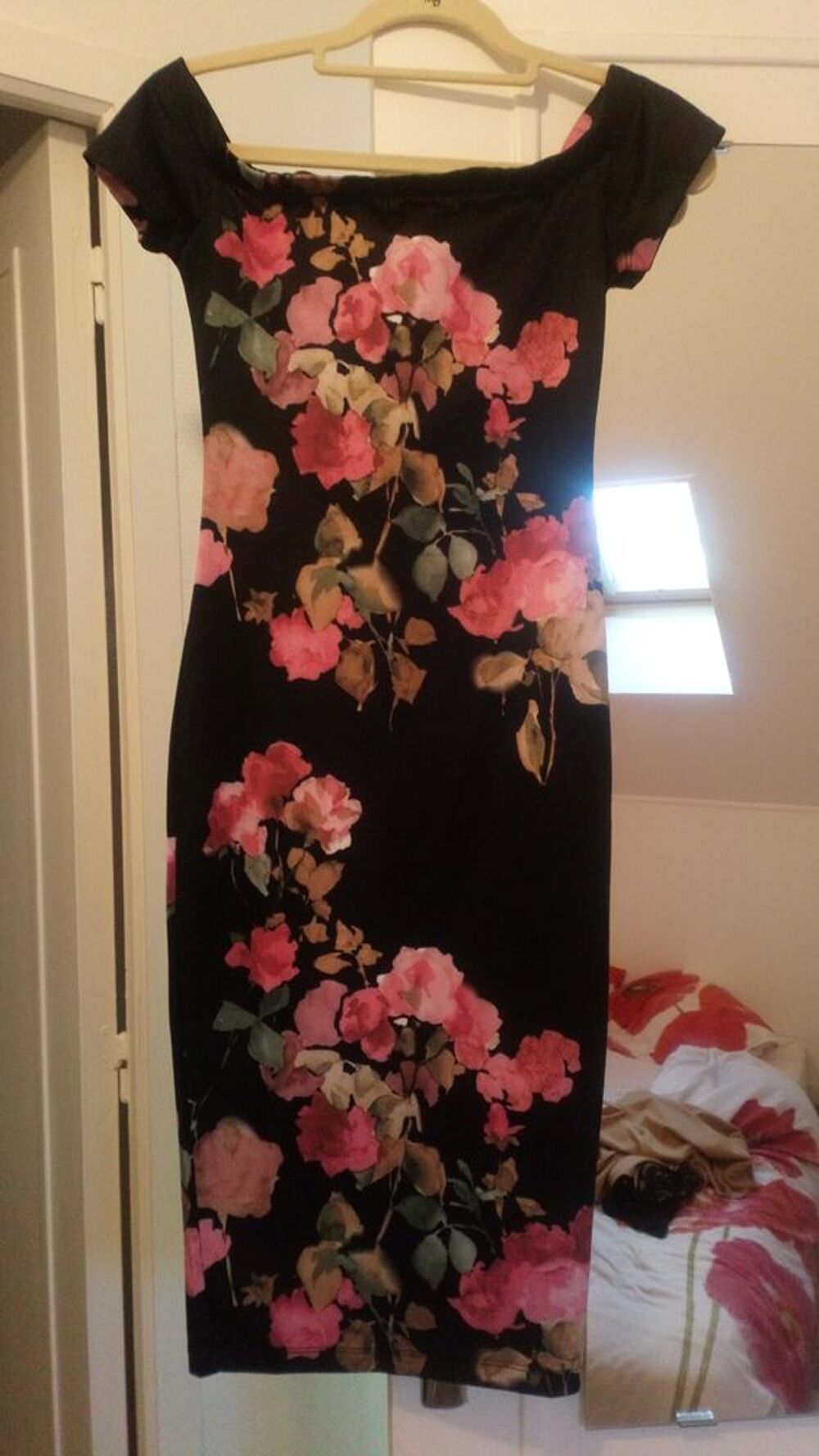 Jolie robe fleury, moulante, taille 34 Vêtements