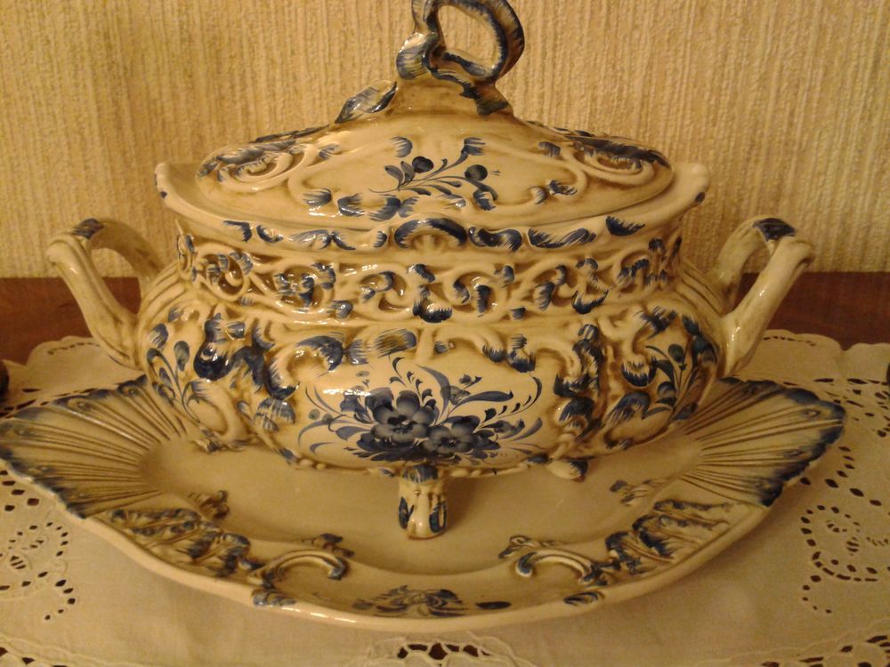 soupi&egrave;re en fa&icirc;ence portugaise pour d&eacute;coration Décoration