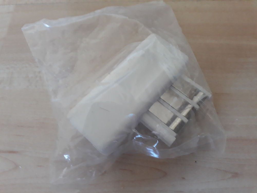 C&acirc;bles t&eacute;l&eacute;phone (avec/sans prise gigogne) + 1 prise gigogne Téléphones et tablettes