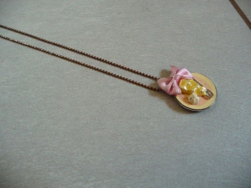 Collier avec pendentif assiette avec g&acirc;teaux Bijoux et montres