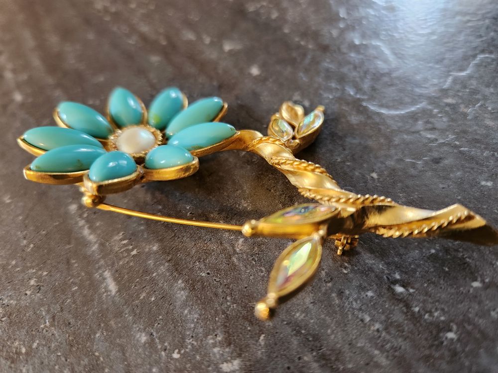 Broche fleur P&eacute;tales turquoise strass C.LACROIX Bijoux et montres