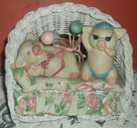 2 cochons en maillot de bain sur banquette. 20 Montreuil (93)