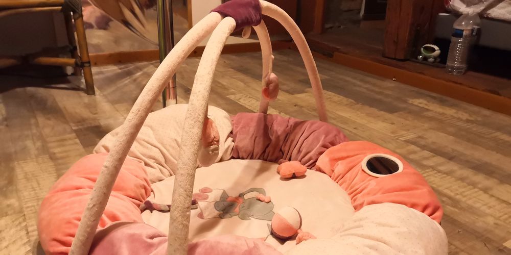 Tapis d'&eacute;veil pouf avec arches amovibles Jeux / jouets
