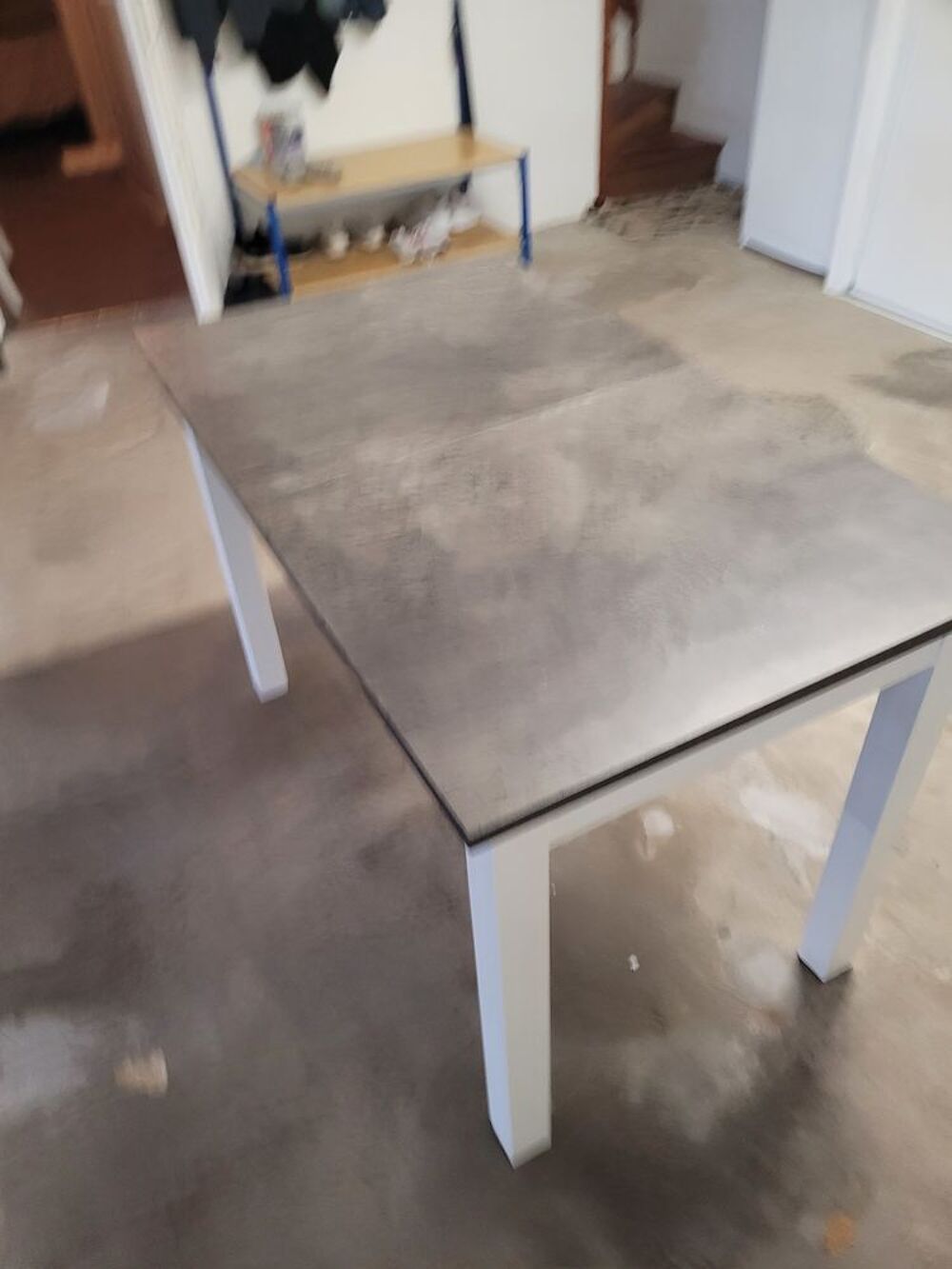 une table de cuisine avec deux rallonges Meubles