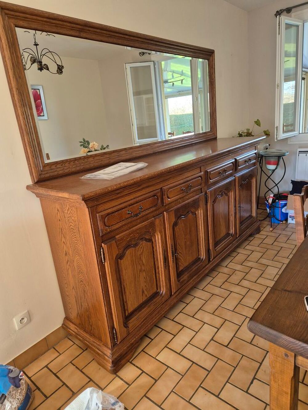 meuble salle &agrave; manger ( table , meuble , chaise, miroir )
Meubles