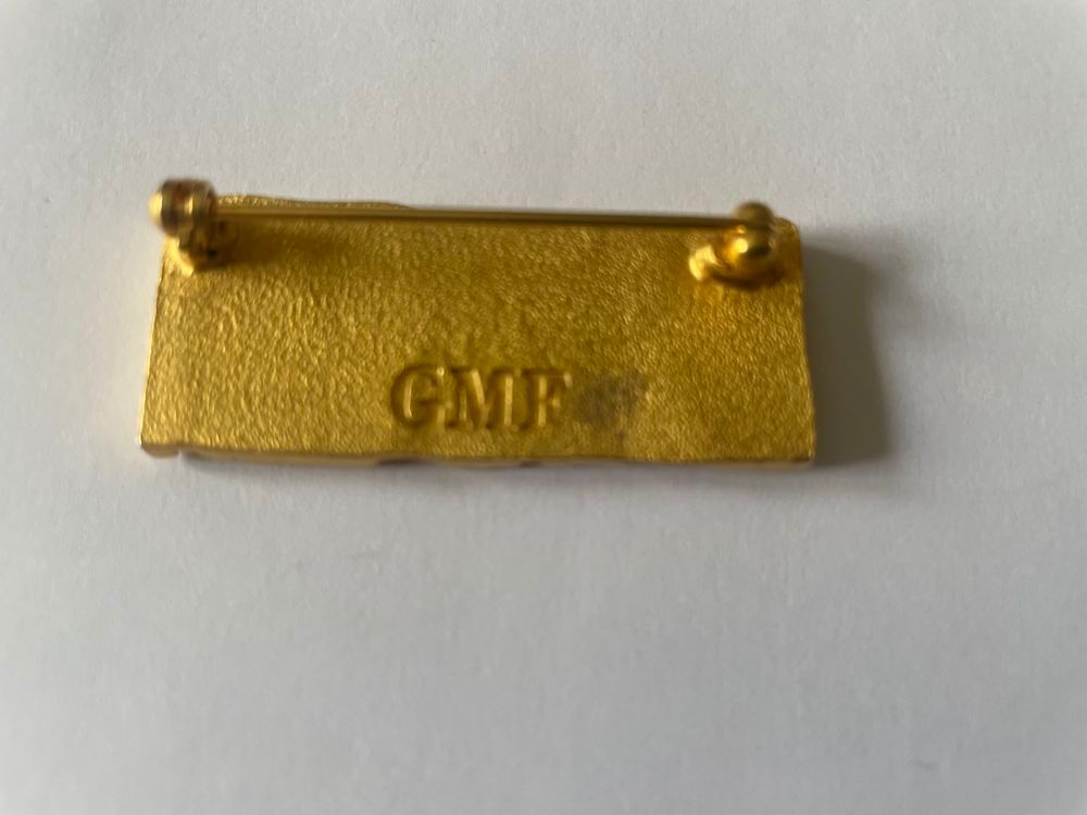 Broche GMF visages, dor&eacute;e, rectangulaire Bijoux et montres