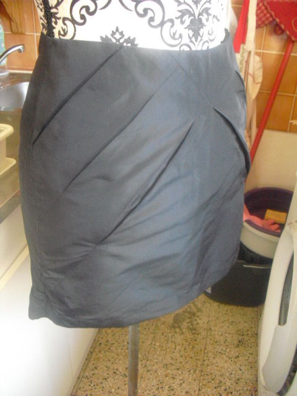 jupe satin&eacute;e noire plis ouvert NEUVE TAILLE 34 Vêtements