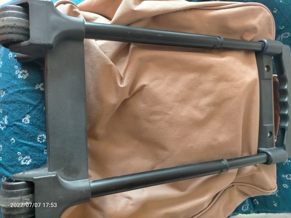 Petite valise &agrave; roulettes marron clair et blanche 46X 35cm
Maroquinerie