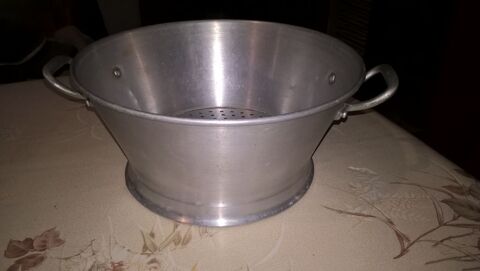 Ancienne passoire en aluminium. 15 Flers-en-Escrebieux (59)