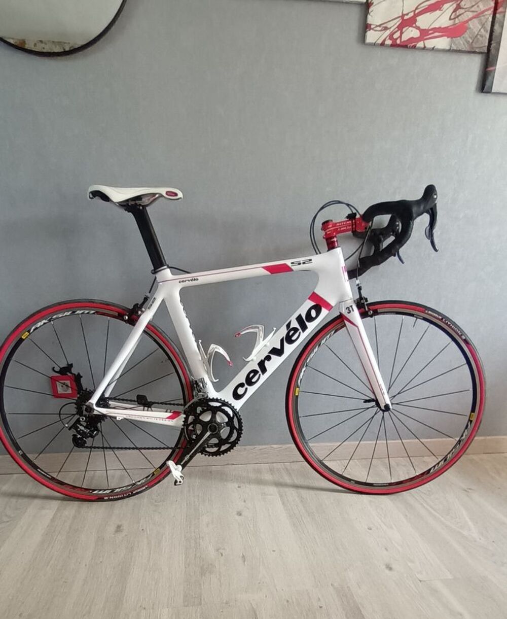 v&eacute;lo de route cervelo avec casque Vélos