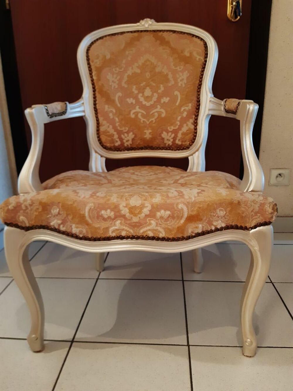 Fauteuil capitonn&eacute; style Louis XV Meubles