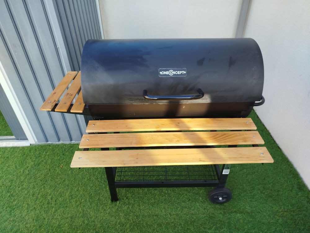 Barbecue &agrave; charbon de bois. Marque MARK ADLER.
Jardin