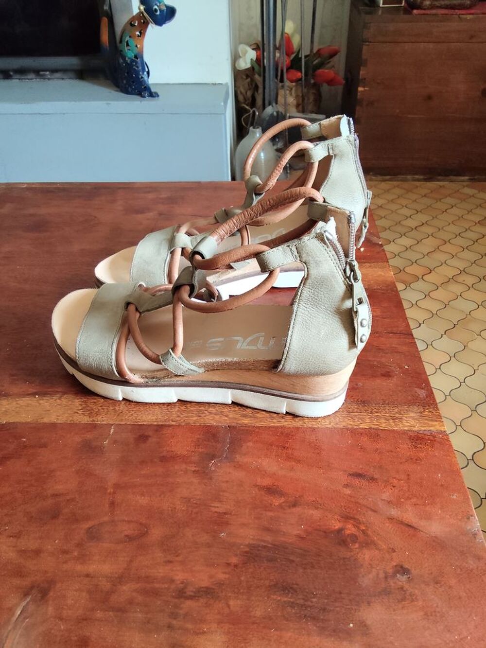 Chaussures d'&eacute;t&eacute;. M&eacute;lange cuir vert et marron Chaussures