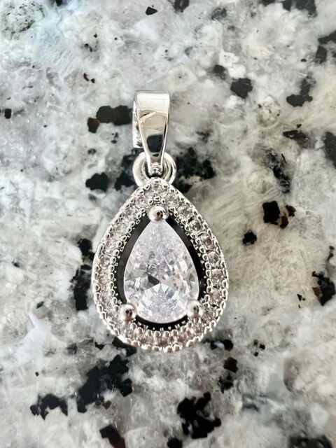 Charm zirconiums en acier inoxydable. Pendentif brillant 5 Céret (66)