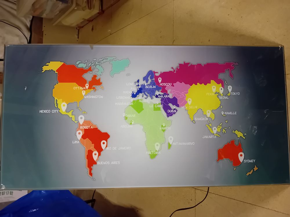 SOUS MAIN DE BUREAU EN VERRE DECO MAPPEMONDE Meubles