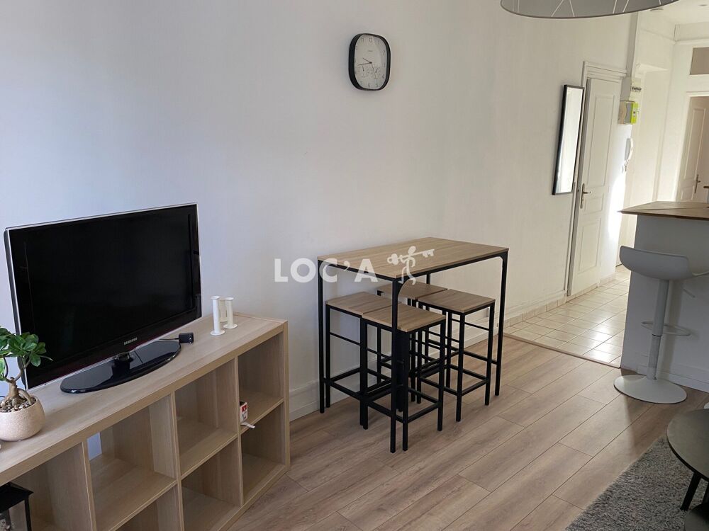 1030€ CC / Mois PROX QUAIS f2 meublé composé d'une entré....