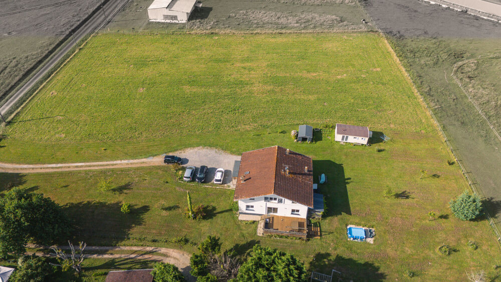 Une maison landaise et, pour horizon, l'espace