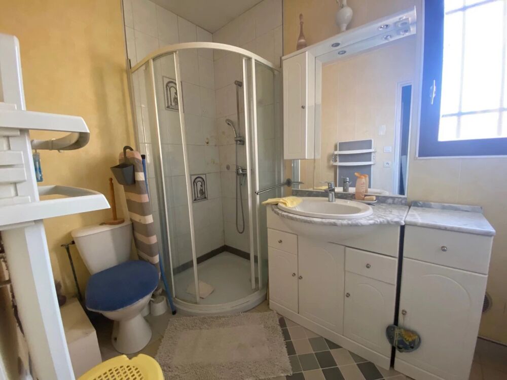 LE MUY - Villa jumelée sur un côté à rénover - vue imprenable