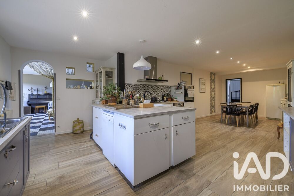 Maison 9 pièces 322 m² · à Saint-Médard-de-Guizières · 322 m² · 257 000 €