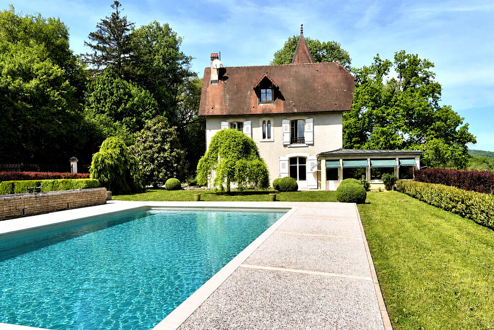 Vente Maison Demeure de caractère avec parc paysager et piscine . Geneuille. Geneuille