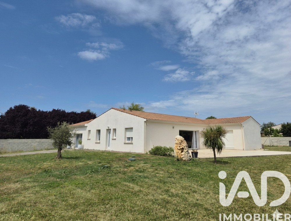 Vente Maison Vente Maison/villa 8 pièces Saint-germain-de-lusignan