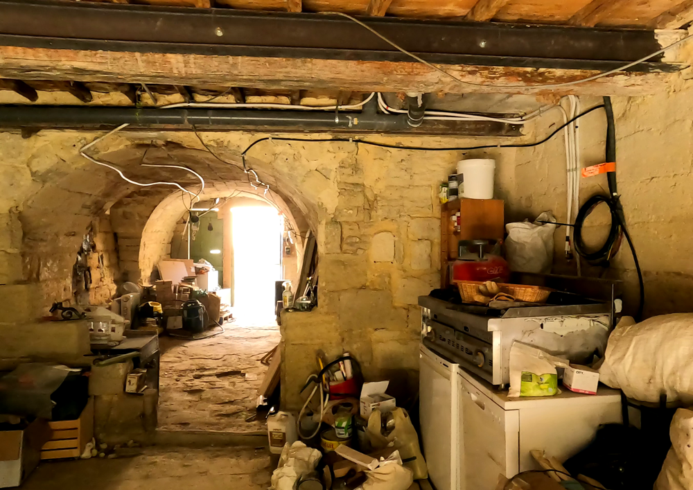 Uzès (centre historique) maison lumineuse avec garage, à finir