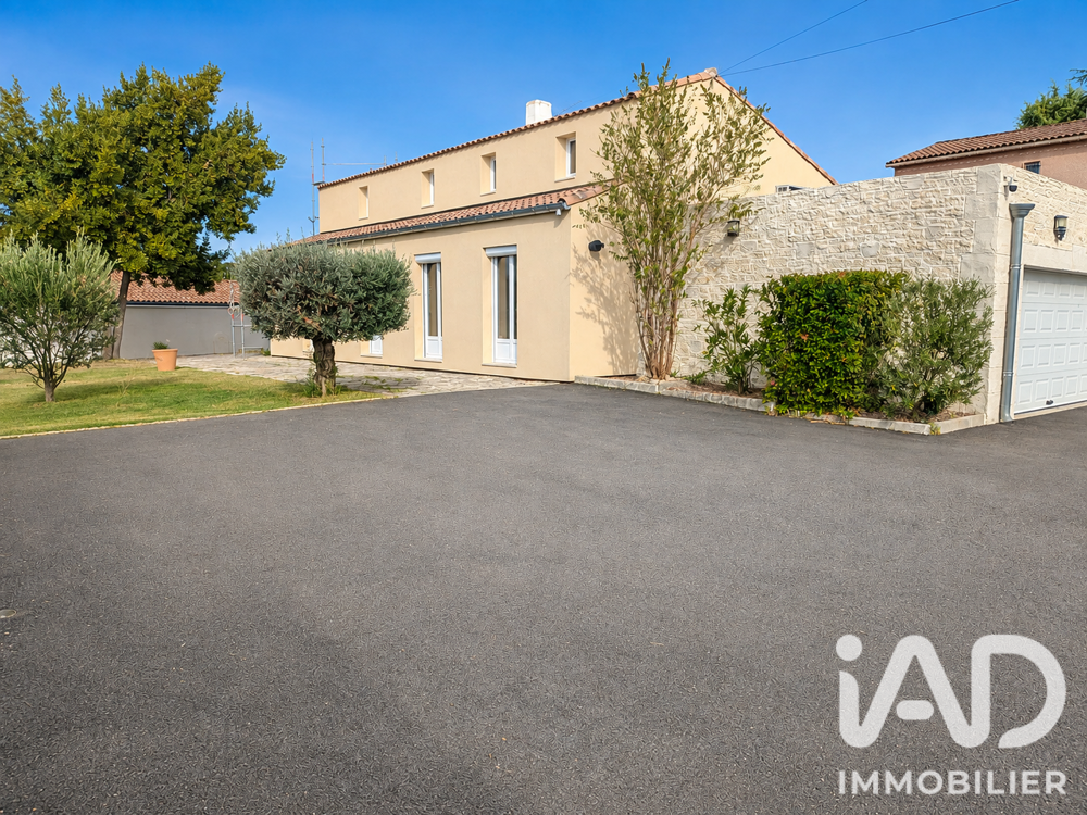 Maison 6 pièces 161 m² · à Saint-Julien-les-Rosiers · 161 m² · 315 000 €