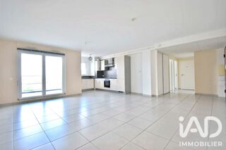  Appartement à louer 3 pièces 77 m²