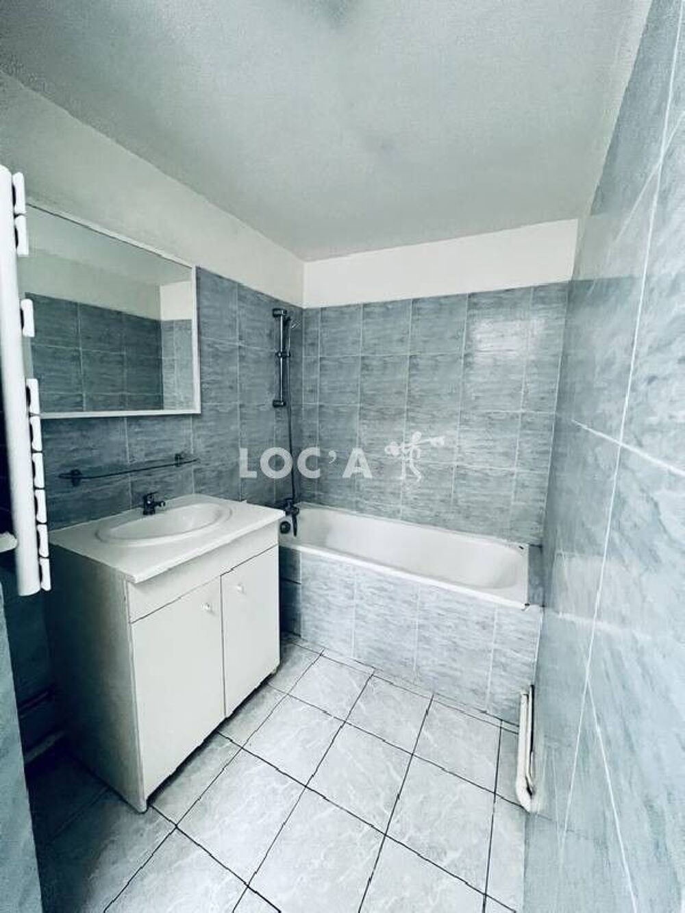 880€ CC / Mois A SAISIR!! f2bis composé d'une entrée, sé....