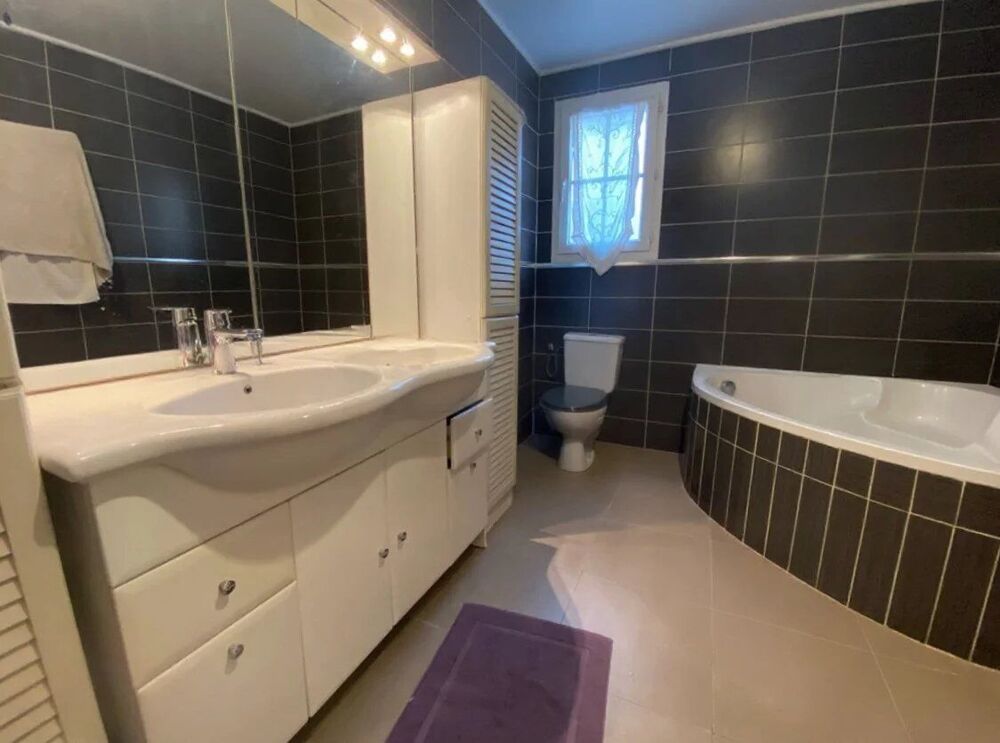 VIDAUBAN - VILLA COMPRENANT 2 APPARTEMENTS T2 et T4