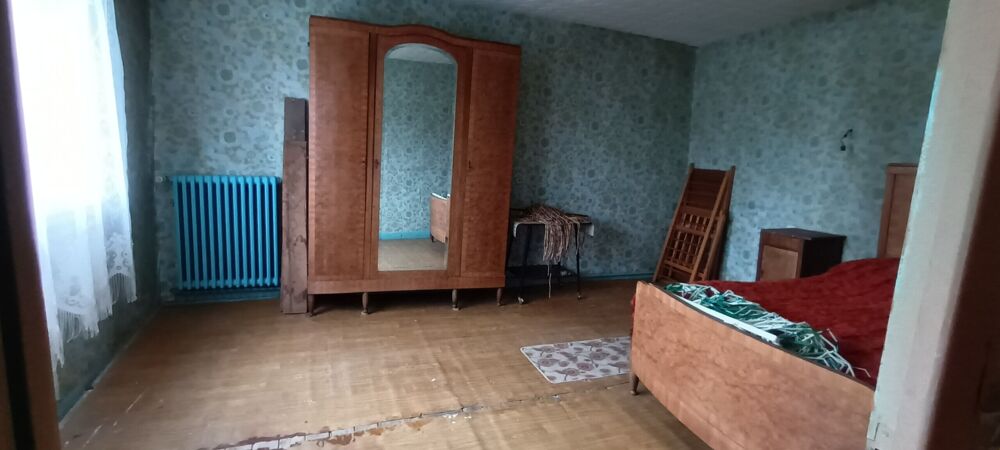 Proche CHAUMONT PORCIEN. Maison à rafraîchir comprena....