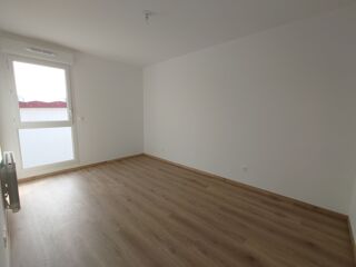 Location Appartement VÉNISSIEUX – LIMITE LYON 8e – T2 RÉCENT AVEC BALCON ET PARKING Lyon 8