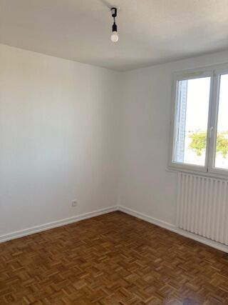  Appartement à louer 4 pièces 82 m²