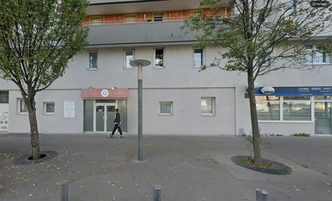   Local tous commerces dont restaur. 136 m2, linéaire façade 17m. 