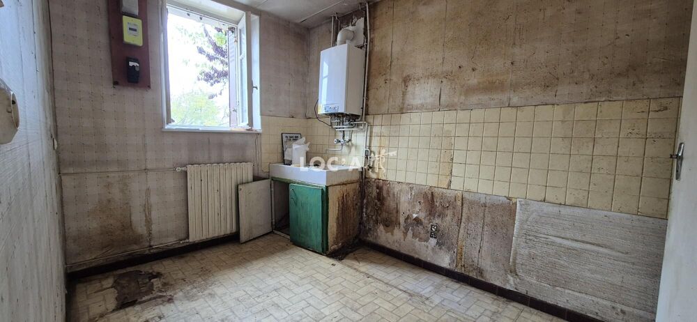 À Genlis, située dans un quartier calme et proche des co....