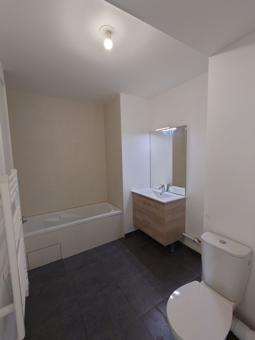 Location Appartement VÉNISSIEUX – LIMITE LYON 8e – T2 RÉCENT AVEC BALCON ET PARKING Lyon 8