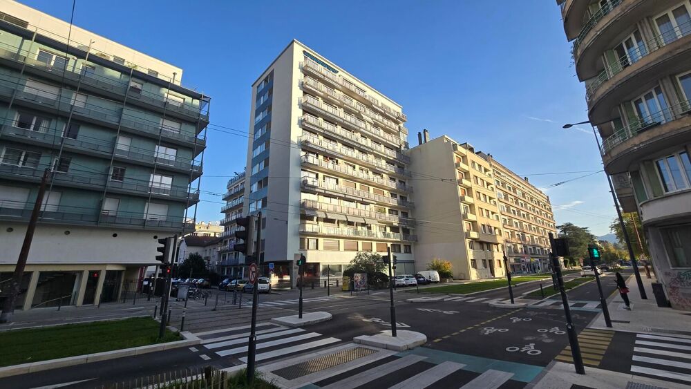 Dans Bel immeuble de bon standing situé début avenue Mar....