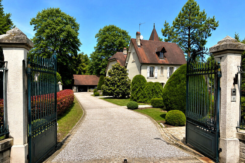 Vente Maison Demeure de caractère avec parc paysager et piscine . Geneuille. Geneuille
