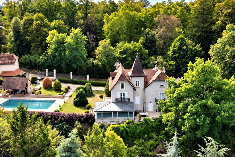 Demeure de caractère avec parc paysager et piscine . Geneuille.