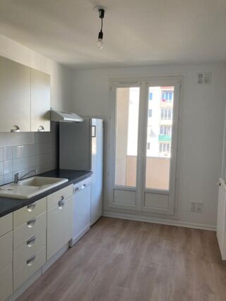  Appartement à louer 4 pièces 82 m²