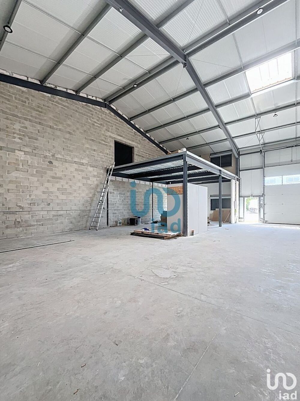   Location Surface diverse 300 m&sup2; 