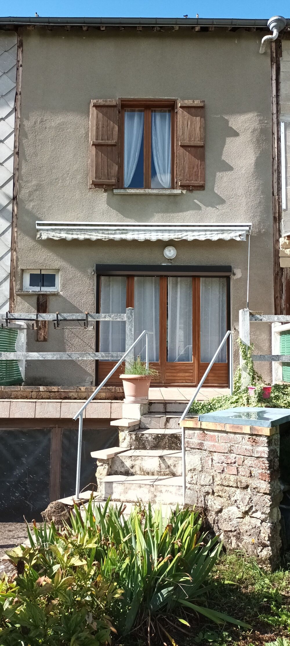 Secteur NOVION PORCIEN. Maison d'habitation comprenant e....