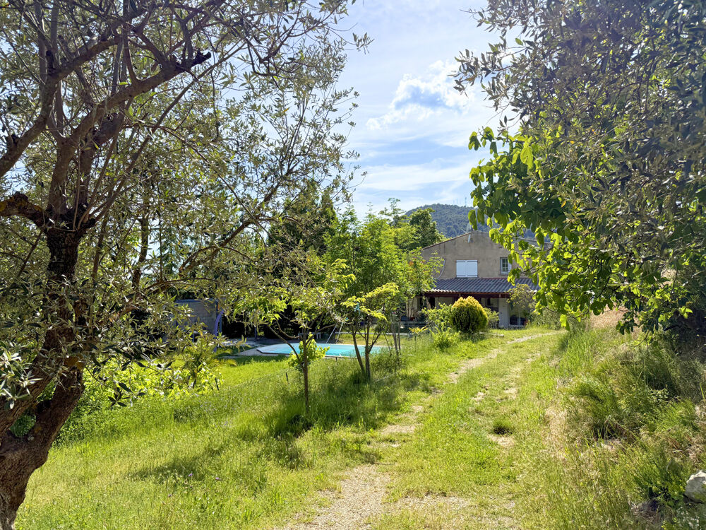Propriété avec vue panoramique et 800 oliviers en production