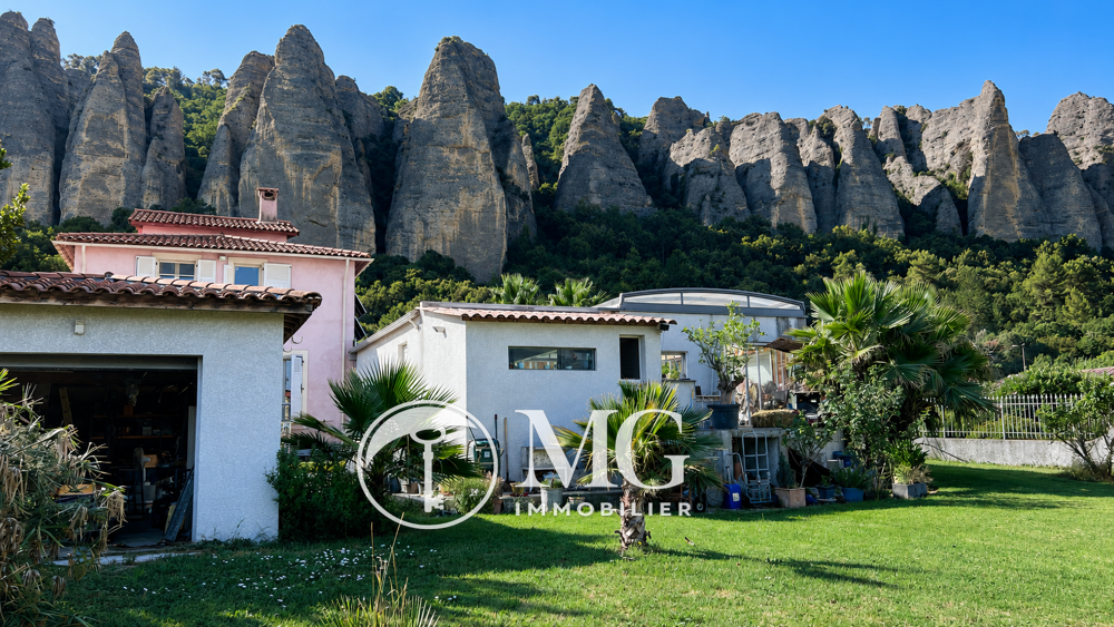 Vente Propriété/Château Maison de caractère de 200 m2 avec piscine couverte et vue sur les Pénitents Les mees
