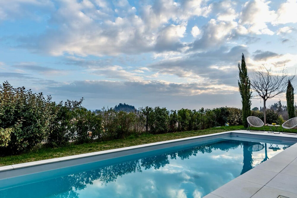 Maison récente avec piscine et vue panoramique