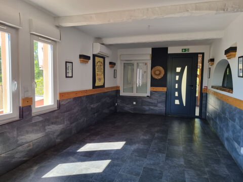   LOCAL COMMERCIAL sur 1728 m2 de terrain clos 