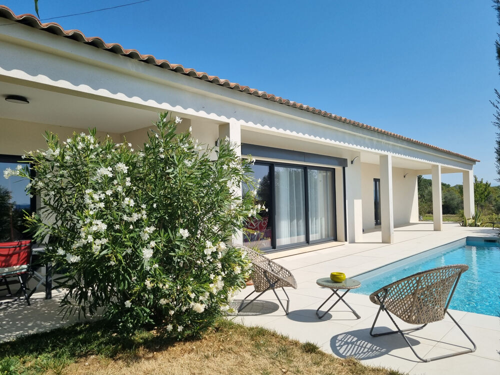 Maison récente avec piscine et vue panoramique