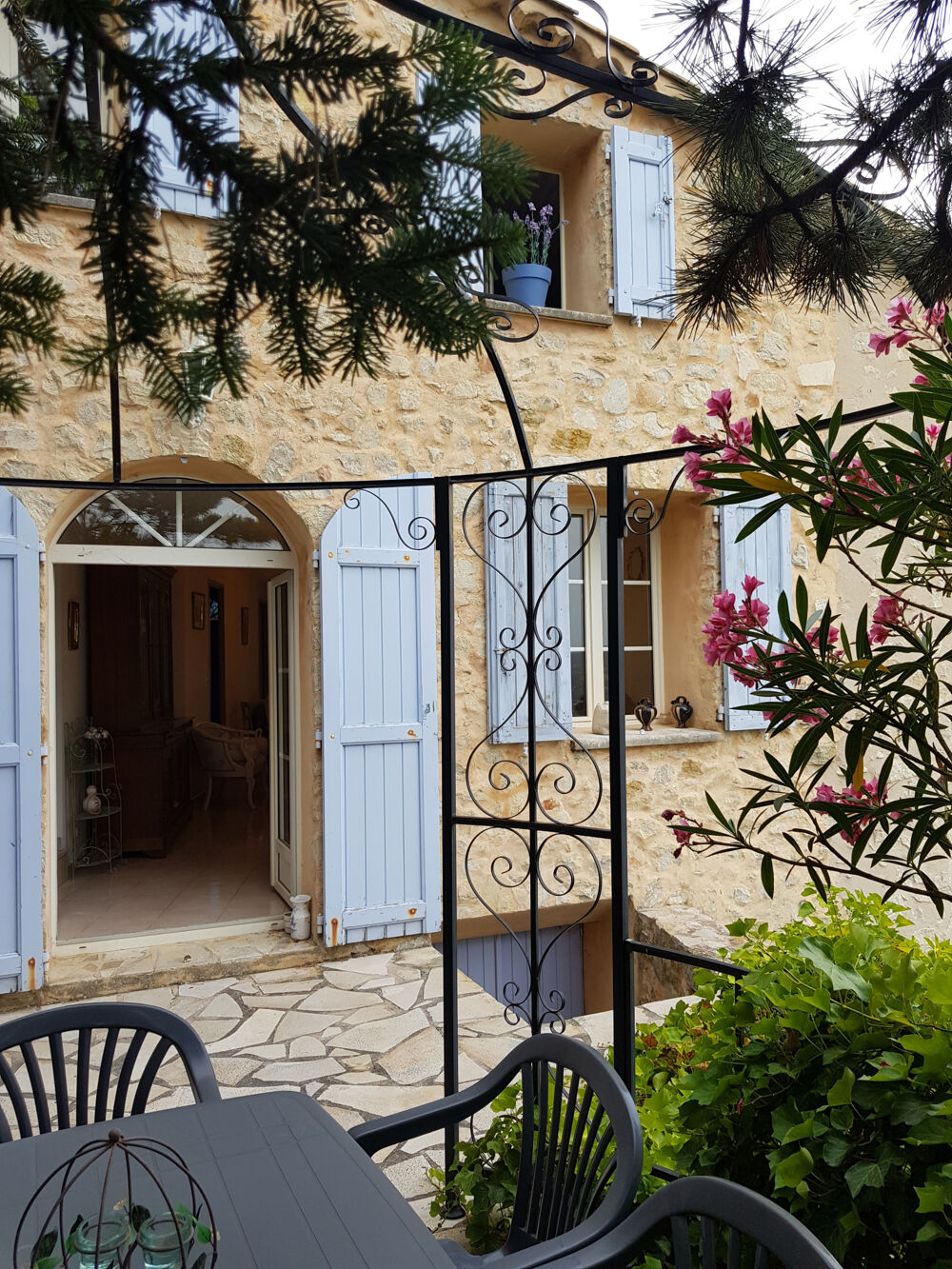 Maison de village avec terrasses
